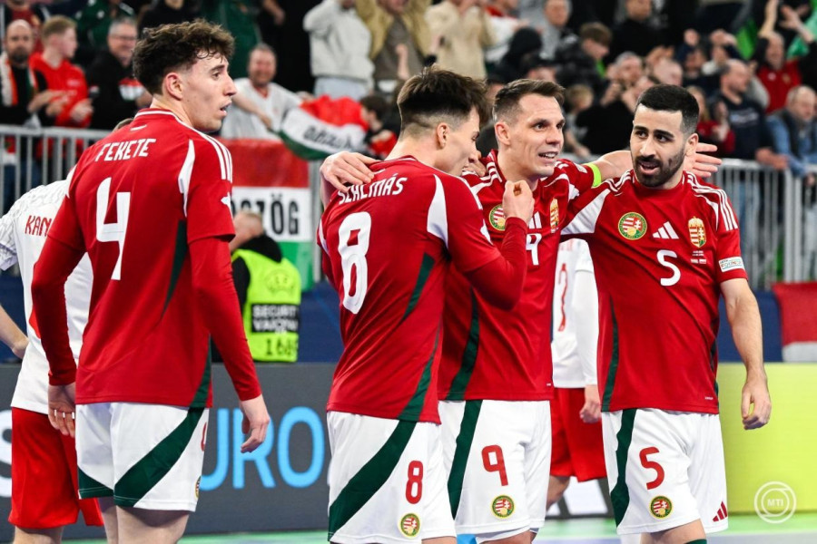 A magyar csapat ünnepli győzelmét a férfi futsal Európa-bajnokság D csoportjának első fordulójában játszott Magyarország - Lengyelország mérkőzés végén a ljubljanai Stozice Arenában 2026. január 24-én. A magyar válogatott első mérkőzésén 4-2-re legyőzte Lengyelországot. MTI/Bodnár Boglárka