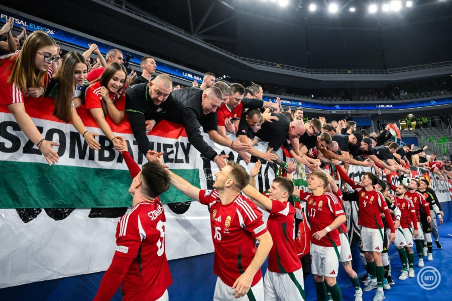 A magyar csapat ünnepli győzelmét a szurkolókkal a férfi futsal Európa-bajnokság D csoportjának első fordulójában játszott Magyarország - Lengyelország mérkőzés végén a ljubljanai Stozice Arenában 2026. január 24-én. A magyar válogatott első mérkőzésén 4-2-re legyőzte Lengyelországot. MTI/Bodnár Boglárka
