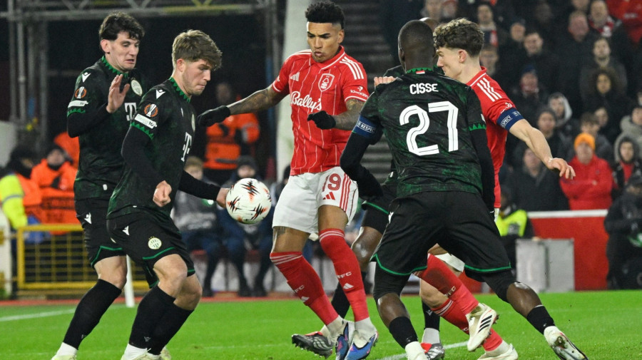 Ötvös Bence (b), Szalai Gábor (b2), a Ferencváros és Igor Jesus (k), a Notthingam játékosa a labdarúgó Európa-liga alapszakaszának 8. fordulójában játszott Notthingam Forest  Ferencváros mérkõzésen az angliai Nottinghamben 2026. január 29-én. MTI/Koszticsák Szilárd