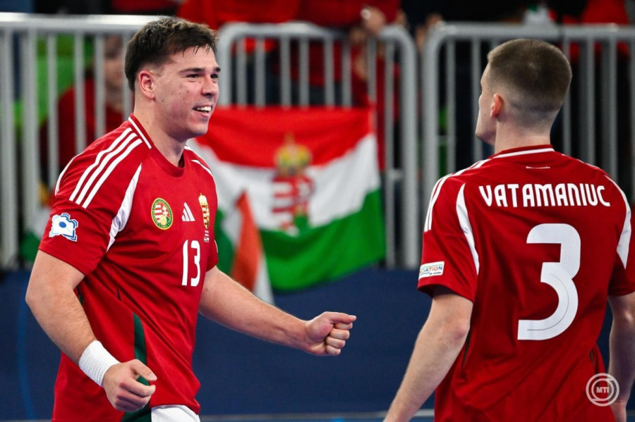  Suscsák Máté (b) és Vatamaniuc-Bartha Dávid a férfi futsal Európa-bajnokság D csoportjának első fordulójában játszott Magyarország - Lengyelország mérkőzésen a ljubljanai Stozice Arenában 2026. január 24-én. A magyar válogatott első mérkőzésén 4-2-re legyőzte Lengyelországot. MTI/Bodnár Boglárka