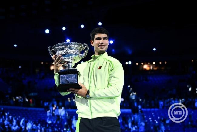 A spanyol Carlos Alcaraz ünnepel a bajnoki trófeával, miután 2:6, 6:2, 6:3, 7:5 arányban győzött a szerb Novak Djokovic ellen az ausztrál nemzetközi teniszbajnokság férfi egyesének döntőjében Melbourne-ben 2026. február elsején. MTI/EPA/AAP/Joel Carrett