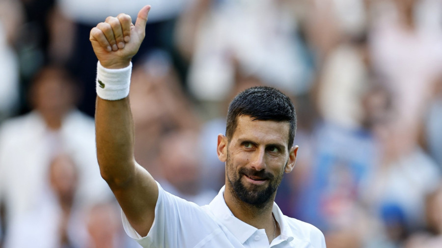 A szerb Novak Djokovics ünnepel, miután 6:7, 6:2, 7:5, 6:4 arányban győzött az olasz Flavio Cobolli ellen a wimbledoni teniszbajnokság férfi egyesének negyeddöntőjében Londonban 2025. július 9-én. MTI/EPA/Tolga Akmen