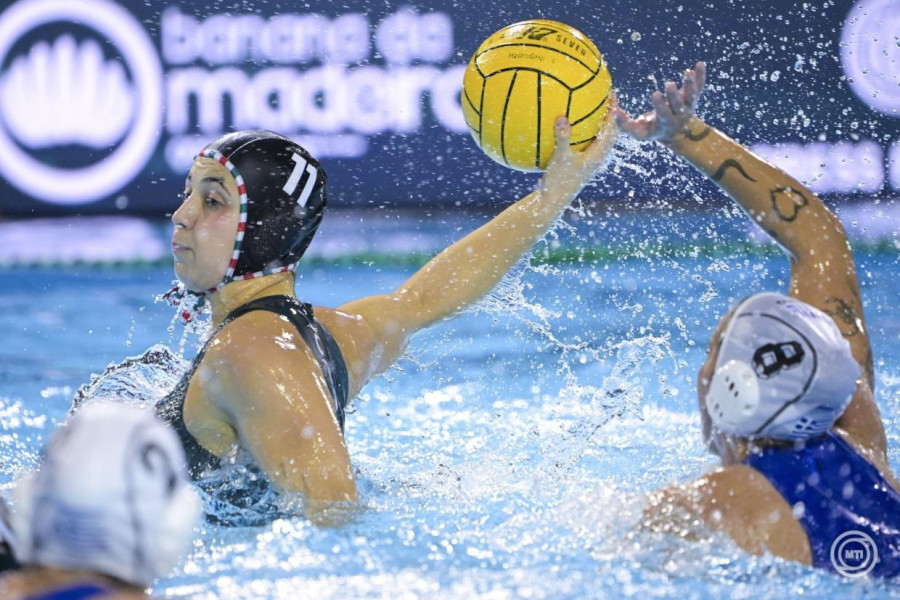 Faragó Kamilla (b) és a görög María Patra a női vízilabda Európa-bajnokság elődöntőjében játszott Görögország - Magyarország mérkőzésen a funchali Olimpiai Uszodakomplexumban 2026. február 3-án. MTI/Szigetváry Zsolt
