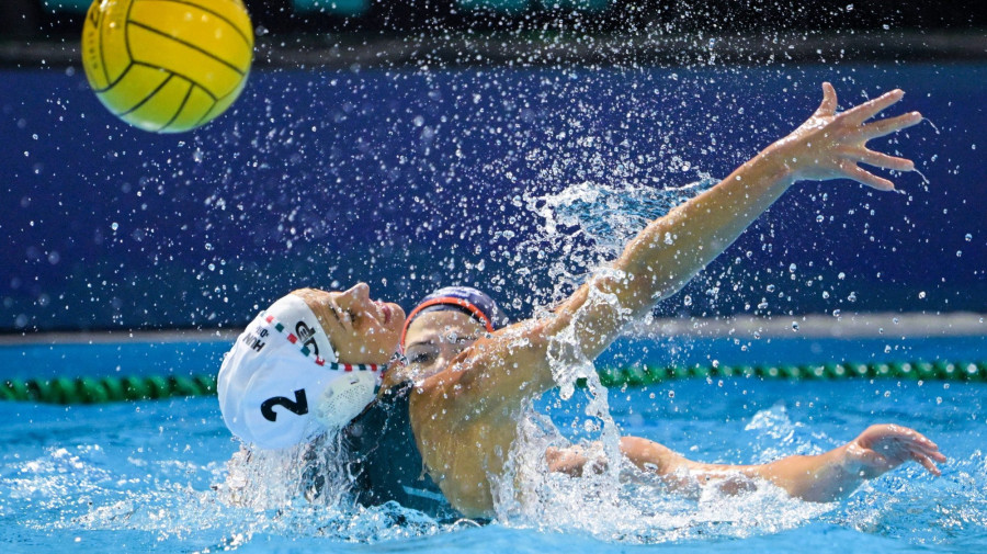 Szilágyi Dorottya (b) és a holland Simone Van De Kraats a nõi vízilabda Európa-bajnokság döntõjében játszott Magyarország - Hollandia mérkõzésen a funchali Olimpiai Uszodakomplexumban 2026. február 5-én.MTI/Szigetváry Zsolt
