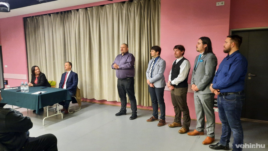 A fórumon Kovacsics Zsolt, megyei elnök és a párt négy Veszprém vármegyei jelöltje is ott voltak. Az asztalnál Borvendég Zsuzsanna és Apáti István