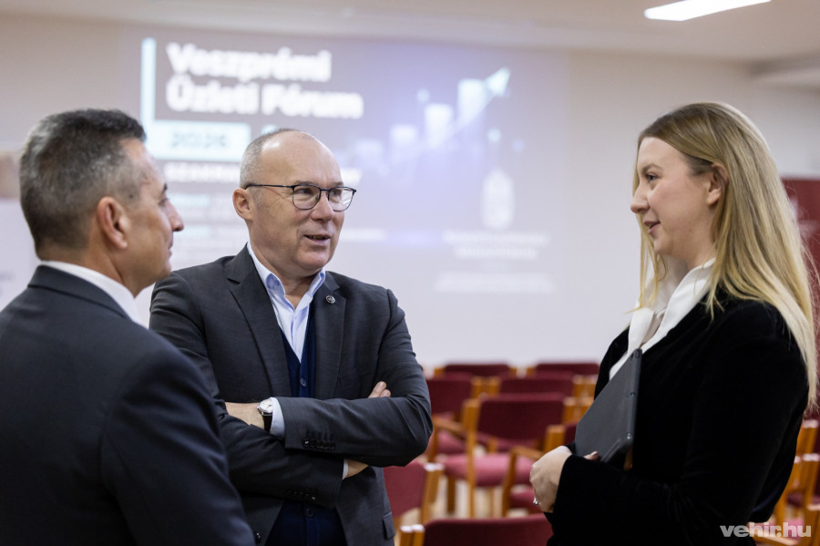 Simon Attila, a Veszprém Vármegyei Kereskedelmi és Iparkamara elnöke Porga Gyula polgármester és Imri-Deli Daniella klímapolitikáért felelős helyettes államtitkár