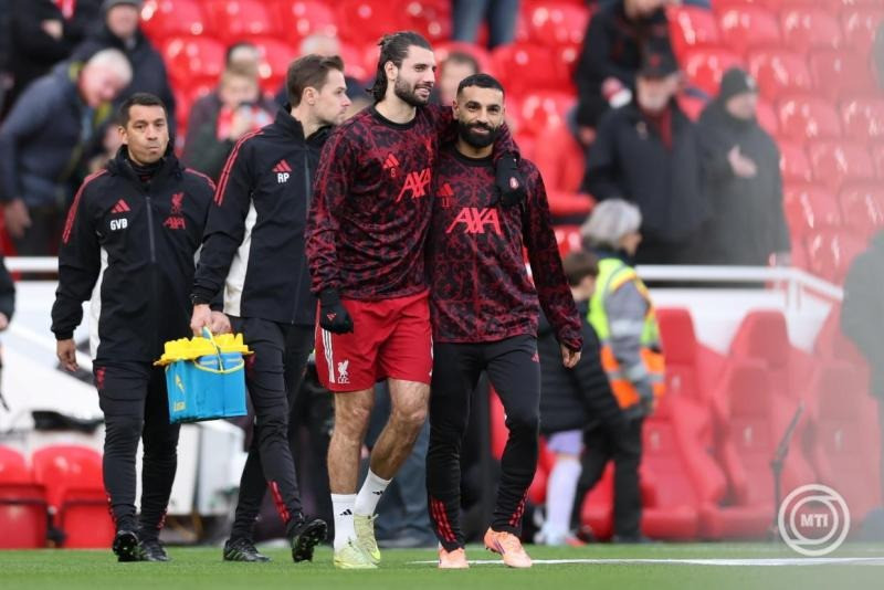 Szoboszlai Dominik (j2) és Mohamed Szalah, a Liverpool játékosai az angol első osztályú labdarúgó-bajnokság 16. fordulójában játszott Liverpool FC- Brighton mérkőzés kezdete előtt Liverpoolban 2025. december 13-án. MTI/EPA/Adam Vaughan