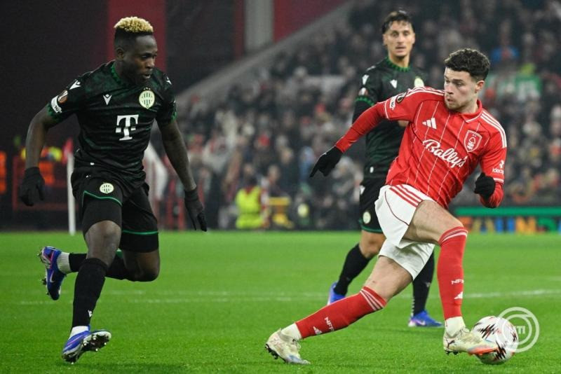 Bamidele Yusuf, a Ferencváros és Neco Williams, a Notthingam játékosa a labdarúgó Európa-liga alapszakaszának 8. fordulójában játszott Notthingam Forest – Ferencváros mérkőzésen az angliai Nottinghamben 2026. január 29-én. MTI/Koszticsák Szilárd
