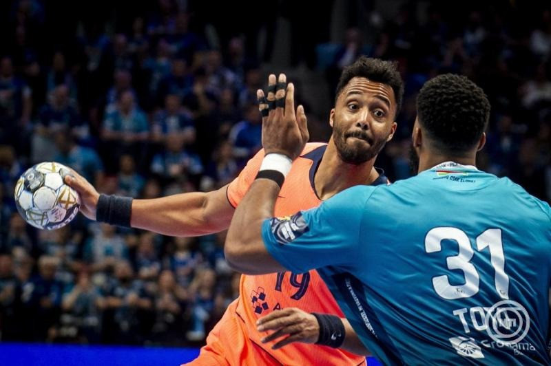 Timothey N’Guessan, a Barcelona (b) és Jérémy Toto, a Szeged játékosa (j) a férfi kézilabda Bajnokok Ligája csoportkörének 11. fordulójában játszott OTP Bank-Pick Szeged - Barcelona mérkőzésen a szegedi Pick Arénában 2026. február 18-án. MTI/Ujvári Sándor