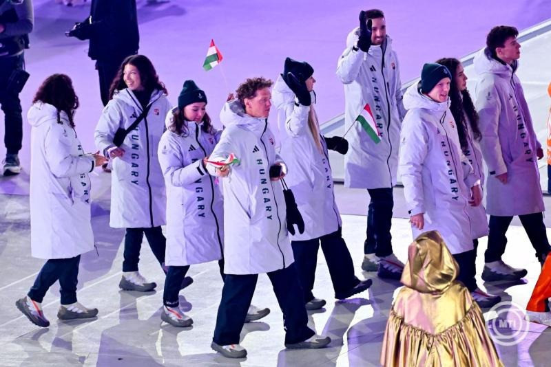 A magyar csapat tagjai a 2026-os milánói-cortinai téli olimpia záróünnepségén a Verona Arénában 2026. február 22-én. MTI/Illyés Tibor