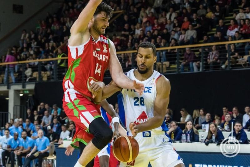 Golomán György (b) és a francia Petr Cornelie a férfi kosárlabda világbajnoki selejtező G csoportjában játszott Magyarország - Franciaország mérkőzésen a szombathelyi Schaeffler Arena Savariában 2026. február 27-én. MTI/Katona Tibor