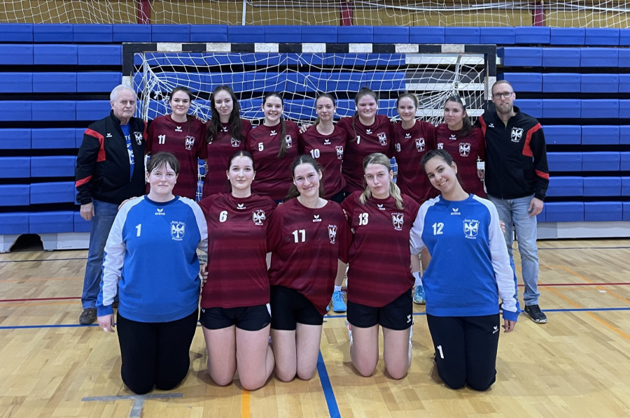 A Vetési győztes csapatának tagjai: Baukó Zengő, Bihari Nóra, Bikádi Emese, Hutvágner Lili, Kitzvéger Nikolett, Sándor Luca, Schvéder Dóri, Sebesi Mónika, Szabó Kinga, Tóth Zsófia, Vass Boglárka, Vinkler Liza - Fotó: Vetési gimnázium