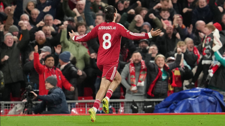 Szoboszlai Dominik, a Liverpool játékosa ünnepel, miután gólt lõtt az angol elsõ osztályú labdarúgó-bajnokság Liverpool-Manchester City mérkõzésén Liverpoolban 2026. február 8-án.MTI/AP/Jon Super