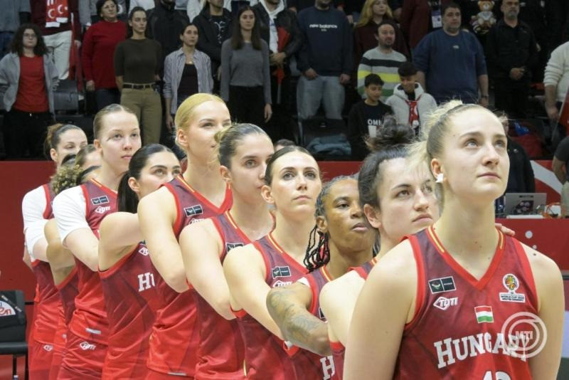 A magyar csapat a Himnuszt énekli a női kosárlabda-világbajnokság selejtező tornáján játszott Törökország - Magyarország mérkőzésen az isztambuli Turkcell Kosárlabda Fejlesztő Központban 2026. március 17-én. MTI/Szigetváry Zsolt