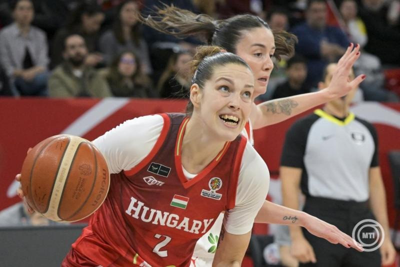 Takács-Kiss Virág (b) és a török Olcay Cakir a női kosárlabda-világbajnokság selejtező tornáján játszott Törökország - Magyarország mérkőzésen az isztambuli Turkcell Kosárlabda Fejlesztő Központban 2026. márciuis 17-én. MTI/Szigetváry Zsolt
