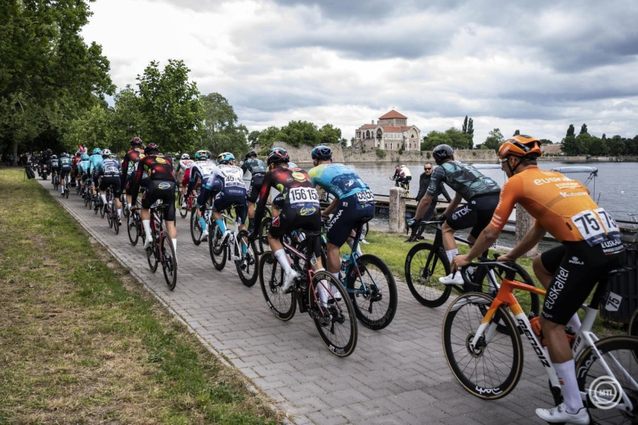 Versenyzők a 46. Tour de Hongrie országúti kerékpáros körverseny negyedik, 154 kilométeres Tata - Székesfehérvár szakaszán, a Tatai Öreg-tónál 2025. május 17-én. MTI/Bodnár Boglárka