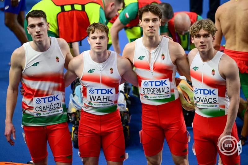 Csahóczi Csanád, Wahl Zoltán, Steigerwald Ernő és Kovács Árpád (b-j) a férfi 4x400 méteres váltó tagjai a döntőjük után a toruni fedettpályás atlétikai világbajnokságon 2026. március 22-én. MTI/Czeglédi Zsolt