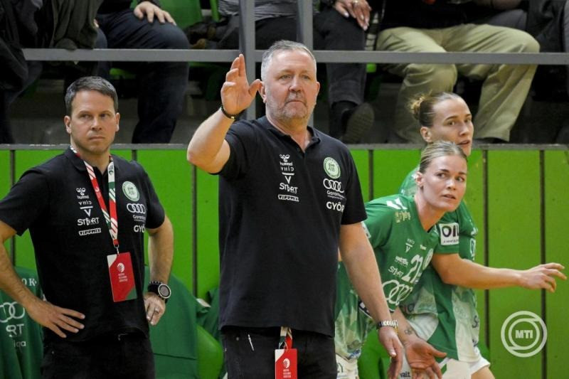 Per Anders Johansson, a Győr vezetőedzője (b2) a női kézilabda K&H Liga 18. fordulójában játszott FTC-Rail Cargo Hungaria - Győri Audi ETO KC mérkőzésen az Elek Gyula Arénában 2026. március 18-án. MTI/Purger Tamás