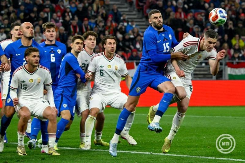 Sallai Roland (j) és a szlovén Danijel Sturm (j2) a Magyarország - Szlovénia felkészülési labdarúgó-mérkőzésen a Puskás Arénában 2026. március 28-án. MTI/Vasvári Tamás