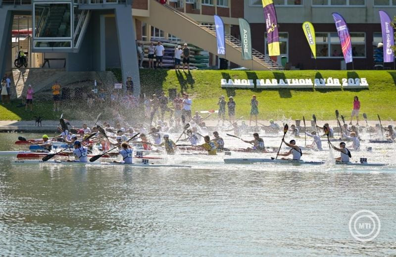A 29,2 kilométeres K2 férfi felnőtt döntő rajtja a kajak-kenu maraton világbajnokságon Győrben, a Mosoni-Dunán 2025. szeptember 7-én. MTI/Krizsán Csaba