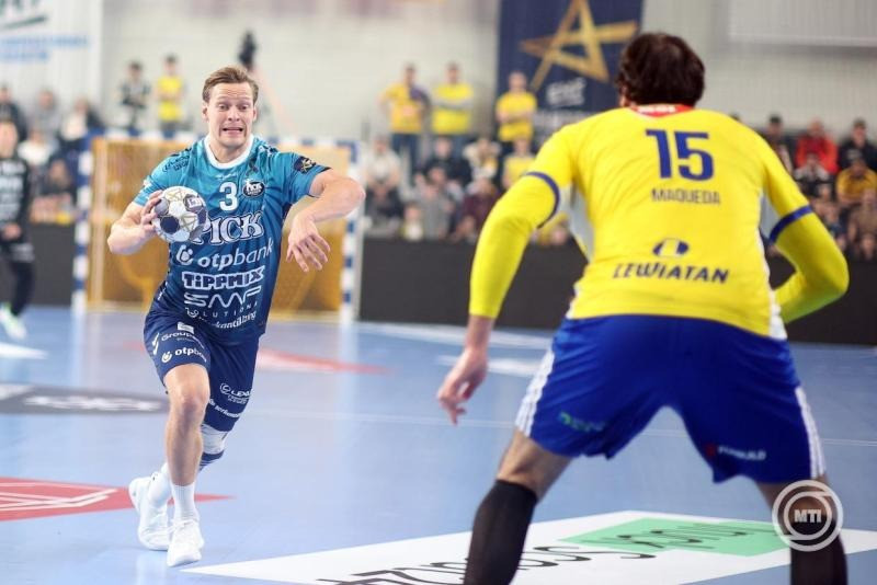 Janus Dadi Smarason, az OTP Bank-Pick Szeged (b) és Jorge Maqueda Peno, a Kielce játékosa a férfi kézilabda Bajnokok Ligájának a negyeddöntőbe jutásért játszott Industria Kielce-OTP Bank-Pick Szeged visszavágó mérkőzésen Kielcében 2026. április 8-án. A Kielce búcsúztatásával negyeddöntős a Szeged. MTI/EPA/PAP/Lukasz Gagulski