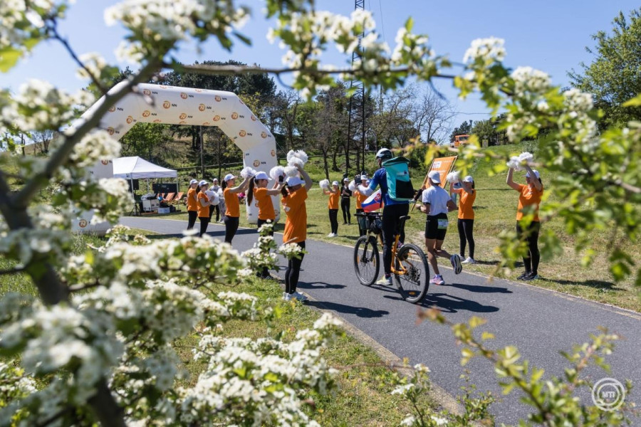 Versenyző a XX. NN Ultrabalaton futóverseny második napján a balatongyöröki szakaszon 2026. április 24-én. MTI/Katona Tibor