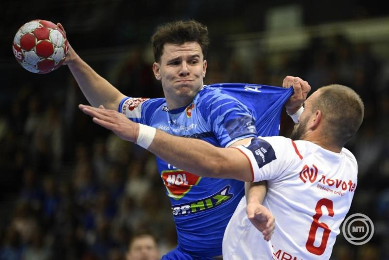 Éles Benedek, a Tatabánya (b) és Odak Filip, az RK Izvidac játékosa a férfi kézilabda Európa Kupa elődöntőjében játszott MOL Tatabánya KC - RK Izvidac visszavágó mérkőzésen a Tatabányai Multifunkcionális Sportcsarnokban 2026. május 1-jén. MTI/Bodnár Boglárka