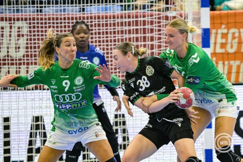 Anna Lagerquist (b) és Kelly Dulfer (j), a Győr, valamint Simon Petra (k), az FTC játékosa a Török Bódog női kézilabda Magyar Kupa négyes elődöntőjében játszott Győri Audi ETO KC - FTC-Rail Cargo Hungaria mérkőzésen a Tatabányai Multifunkcionális Csarnokban 2026. május 2-án. MTI/Szigetváry Zsolt