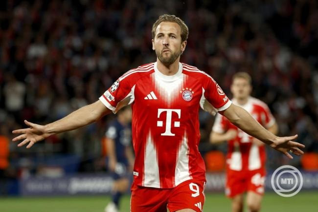 Harry Kane, a Bayern München játékosa (b), miután 11-esből megszerezte a találkozó első gólját a labdarúgó Bajnokok Ligája elődöntőjének első, Paris Saint-Germain-Bayern München mérkőzésén a párizsi Parc des Princes Stadionban 2026. április 28-án. MTI/EPA/Yoan Valat
