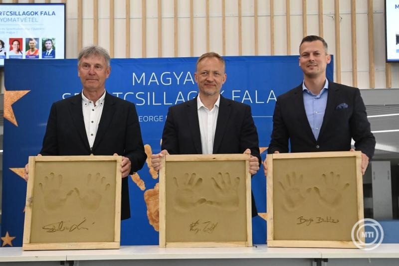 Szalma László fedett pályás Európa-bajnok távolugró, Varga Zsolt olimpiai bajnok vízilabdázó és Baji Balázs világbajnoki bronzérmes, Európa-bajnoki ezüstérmes gátfutó (b-j), amikor elhelyezik kézlenyomatukat a Magyar Sportcsillagok Falán a Testnevelési Egyetem aulájában 2026. május 7-én. MTI/Soós Lajos