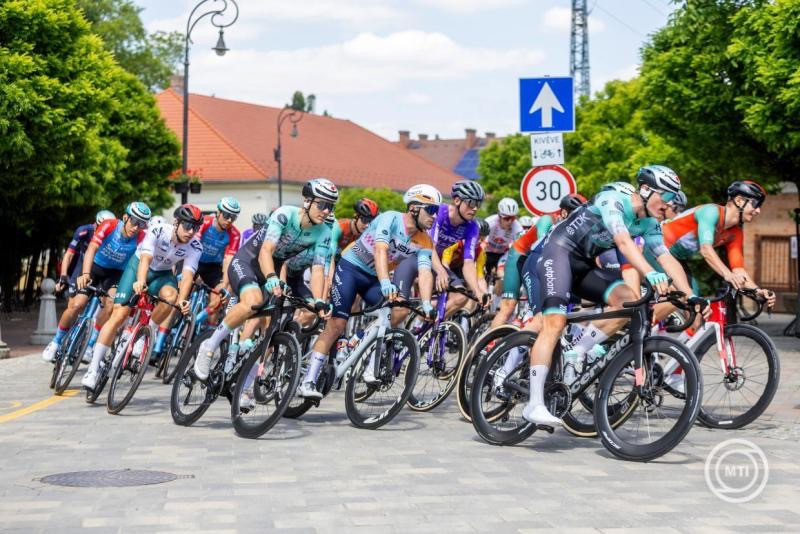 Szarvas, 2026. május 14. Versenyzők a 47. Tour de Hongrie országúti kerékpáros körverseny második, 206 kilométeres Szarvas - Paks közötti szakaszán Szarvason 2026. május 14-én. MTI/Rosta Tibor