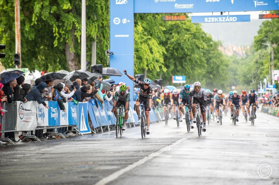 A győztes belga Tim Merlier, a Soudal Quick-Step csapat tagja (b2) a 47. Tour de Hongrie országúti kerékpáros körverseny harmadik, 152 kilométeres Kaposvár - Szekszárd közötti szakaszának a céljában Szekszárdon 2026. május 15-én. MTI/Kacsúr Tamás