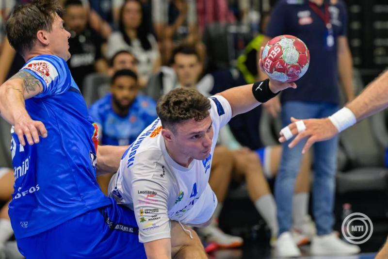 Dmitrij Zsitnyikov, a Tatabánya (b) és Tomiszlav Jagurinovszki, az észak-macedón GRK Ohrid játékosa a férfi kézilabda Európa Kupa döntőjében játszott MOL Tatabánya KC - GRK Ohrid első mérkőzésen a Tatabányai Multifunkcionális Csarnokban 2026. május 24-én. MTI/Vasvári Tamás