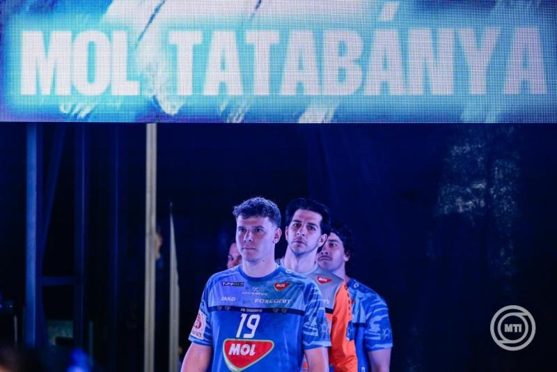Éles Benedek (b), mögötte Andó Adrián, a Tatabánya játékosai a férfi kézilabda Európa Kupa döntőjében játszott MOL Tatabánya KC - GRK Ohrid első mérkőzés kezdete előtt a Tatabányai Multifunkcionális Csarnokban 2026. május 24-én. MTI/Vasvári Tamás
