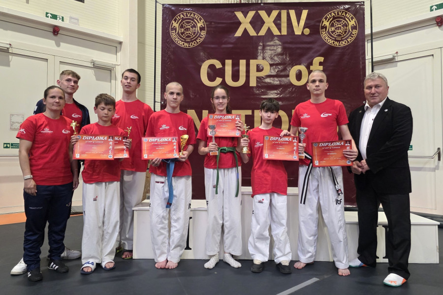 Bécsi Nikolett és Tóth András edzőként, Horváth Bertalan, Győrffy Kristóf, Pintér Domonkos, Encz Viktória, Csomai Miron, Pintér Levente és Vajky László játékvezetőként - Fotó: VEDAC