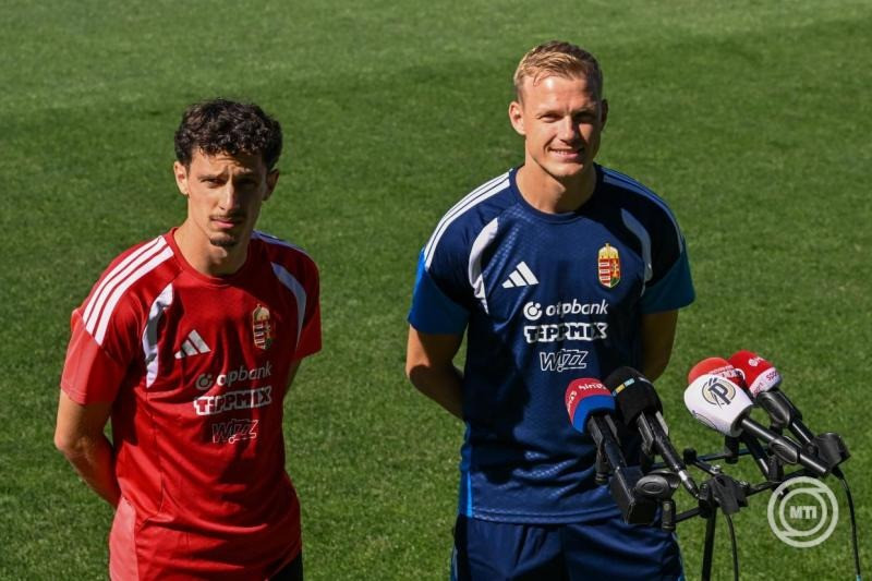 Szendrei Norbert (b) és Tóth Balázs újságíróknak nyilatkozik a magyar labdarúgó-válogatott edzésén az MLSZ Telki Edzőközpontjában 2026. május 26-án. A magyar válogatott június 5-én Finnország ellen a Puskás Arénában, majd június 9-én Kazahsztán ellen a debreceni Nagyerdei Stadionban játszik barátságos mérkőzést. MTI/Illyés Tibor