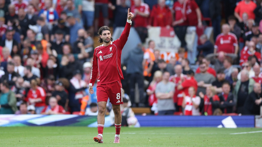 Szoboszlai Dominik, a Liverpool játékosa ünnepel, miután gólt lőtt az angol első osztályú labdarúgó-bajnokság Liverpool-Arsenal mérkőzésen Liverpoolban 2025. augusztus 31-én. MTI/EPA/Adam Vaughan
