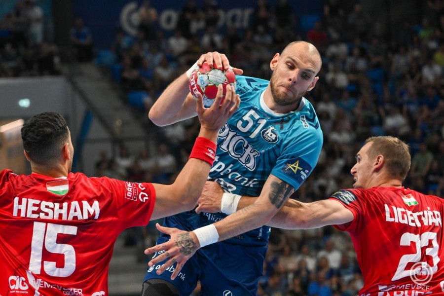 Ahmed Hesham (b) és Ligetvári Patrik (j), a Veszprém valamint Borut Mackovsek, a Szeged játékosa a férfi kézilabda NB I döntőjében játszott OTP Bank-Pick Szeged - One Veszprém HC második mérkőzésen a szegedi Pick Arénában 2026. június 2-án. MTI/Illyés Tibor