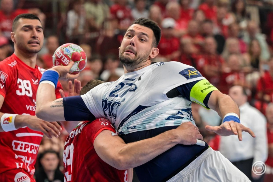 Jehia El-dera (b) és Ligetvári Patrik (takarásban), a Veszprém, valamint Bánhidi Bence, a Szeged játékosa (j) a férfi kézilabda NB I döntőjében játszott One Veszprém HC - OTP Bank-Pick Szeged első mérkőzésén a One Veszprém Arénában 2026. május 29-én. MTI/Vasvári Tamás