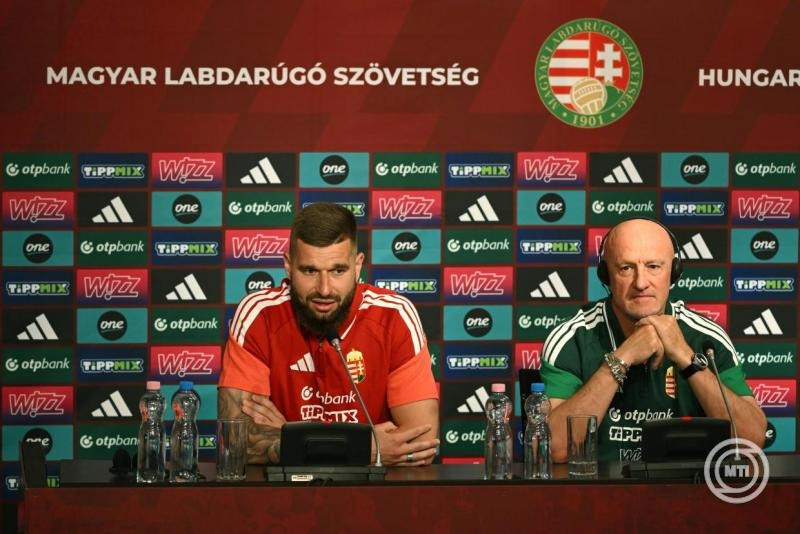 Marco Rossi szövetségi kapitány (j) és Szappanos Péter kapus a magyar labdarúgó-válogatott sajtótájékoztatóján az MLSZ Telki Edzőközpontjában 2026. június 4-én. A csapat másnap Finnország ellen játszik barátságos mérkőzést. MTI/Illyés Tibor