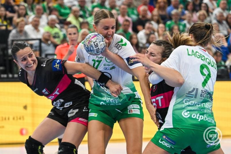Kelly Dulfer (b2) és Anna Lagerquist (j), a Győri Audi ETO KC, valamint Pauline Coatanéa (b) és Clarisse Mairot (j2), a Brest Bretagne játékosai a női kézilabda Bajnokok Ligája négyes döntőjének elődöntőjében játszott Brest Bretagne - Győri Audi ETO KC mérkőzésen a budapesti MVM Dome-ban 2026. június 6-án. MTI/Illyés Tibor
