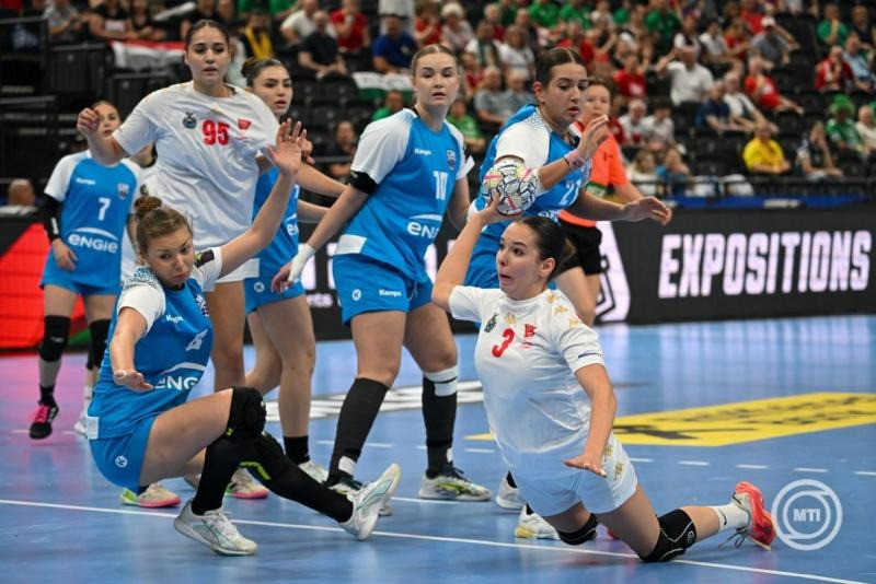 Krasznai Dorka, a Debrecen (j) és Bianca Zabuliche, a Bukarest játékosa a női kézilabda ifjúsági liga döntőjében játszott DVSC Kézilabda Akadémia - CSM Bucuresti mérkőzésen az MVM Domeban 2026. június 7-én. MTI/Illyés Tibor
