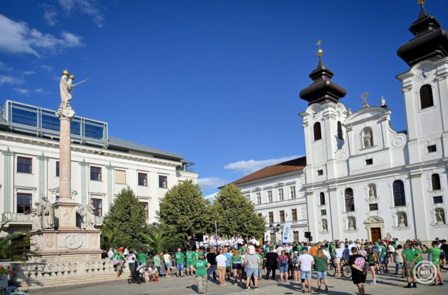 A Győr játékosai a csapat köszöntésére rendezett ünnepségen a győri Széchenyi téren 2026. június 8-án. A Győri Audi ETO KC női kézilabdacsapata idén bajnoki címet és a Magyar Kupát is elnyerte, múlt vasárnap pedig a Bajnokok Ligája ezüstérmét szerezte meg. MTI/Krizsán Csaba