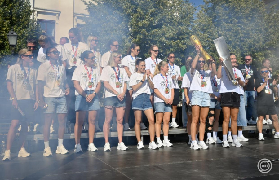 A Győr játékosai a csapat köszöntésére rendezett ünnepségen a győri Széchenyi téren 2026. június 8-án. A Győri Audi ETO KC női kézilabdacsapata idén bajnoki címet és a Magyar Kupát is elnyerte, múlt vasárnap pedig a Bajnokok Ligája ezüstérmét szerezte meg. MTI/Krizsán Csaba
