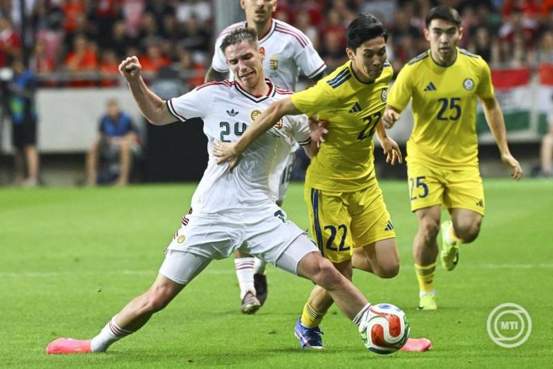 Tóth Rajmund (b) és a kazah Makszat Abrajev a Magyarország - Kazahsztán barátságos labdarúgó-mérkőzésen a debreceni Nagyerdei Stadionban 2026. június 9-én. A válogatott 3-1-re nyert. MTI/Czeglédi Zsolt