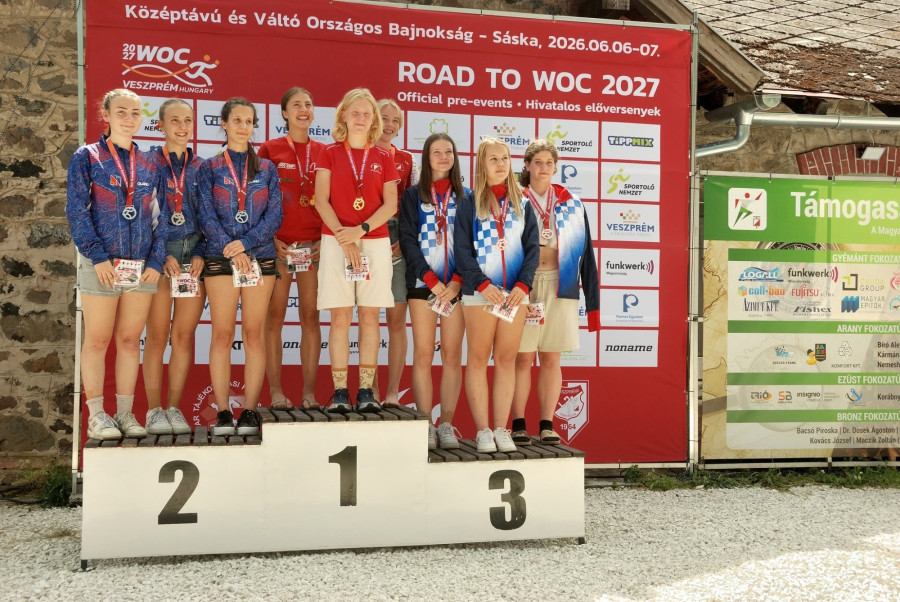 A dobogó tetején a veszprémi N18-as váltó: Barát Jázmin, Kovács Borbála és Heizer Alíz - Fotó: Kocsik Eszter