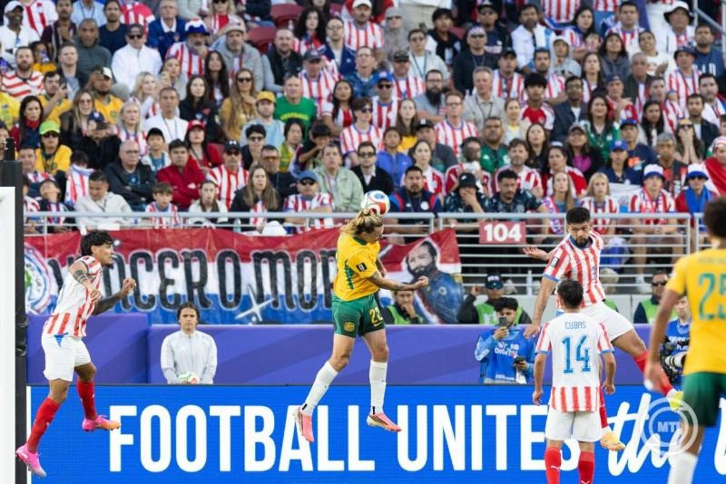 Az ausztrál Jackson Irvine (k) felugrik a labdáért a 2026-os labdarúgó-világbajnokság D csoportja harmadik fordulójának Paraguay-Ausztrália mérkőzésén a Santa Clara-i San Francisco Bay Area Stadionban 2026. június 25-én. MTI/EPA/Benjamin Fanjoy