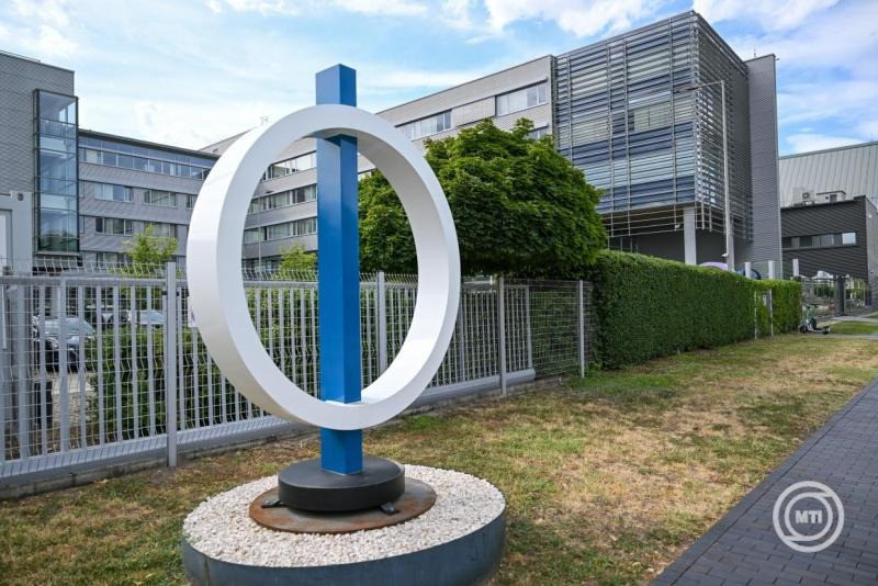 A Médiaszolgáltatás-támogató és Vagyonkezelő Alap (MTVA) Kunigunda útjai székháza 2026. július 7-én. Elsötétült az M1 képernyője, a Kossuth Rádió helyén pedig a Bartók Rádió műsora hallgatható. Az MTVA frissen megbízott ideiglenes vezérigazgatója, Horváth András, és az általa felkért, ideiglenes szakmai csapat azonnali hatállyal megszüntette a propagandát, leállította a hírszolgáltatást a közmédia minden felületén - közölte az MTVA Sajtó és Marketing Irodája kedden az MTI-vel ezen a napon. MTI/Illyés Tibor