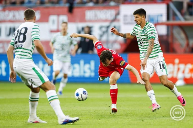 Osváth Attila, a Ferencváros (j) és Sondre Orjasaeter, a Twente játékosa a labdarúgó Európa-liga második selejtezőfordulójának első, Twente-FTC mérkőzésén a hollandiai Enschedében 2026. július 23-án. MTI/EPA/ANP/Pieter Stam de Jonge