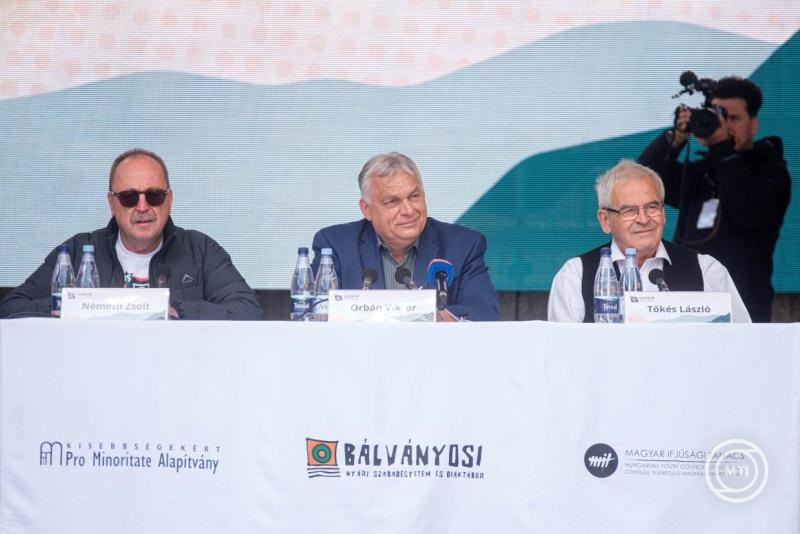 Orbán Viktor, a Fidesz elnöke, volt miniszterelnök (k) előadása előtt a 35. Bálványosi Nyári Szabadegyetem és Diáktáborban az erdélyi Tusnádfürdőn 2026. július 25-én. Mellette Németh Zsolt, a Fidesz országgyűlési képviselője (b) és Tőkés László, az Erdélyi Magyar Nemzeti Tanács (EMNT) elnöke (j). MTI/Veres Nándor